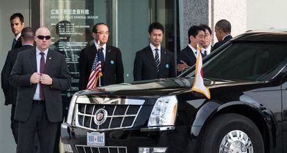 El primer ministro japonés, Shinzo Abe, recibe al presidente de Estados Unidos, Barack Obama, en el Memorial de Hiroshima, el 27 de mayo de 2016.