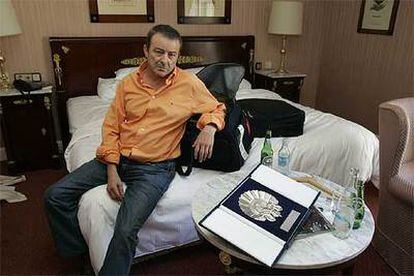 Juan Diego posa con su Concha de Plata ayer en su habitación del hotel María Cristina de San Sebastián.