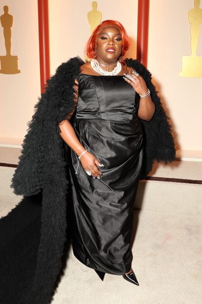 La cantante Yola optó por el negro para acudir a la gala de los Oscar.