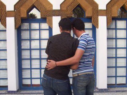 Una pareja de homosexuales en una ciudad de Marruecos.