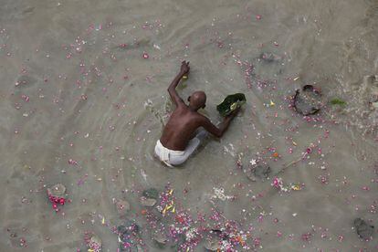 Un devoto hindú realiza el 'Pind Daan', un ritual para el alma de los antepasados en el río Ganges en Phaphamau, Allahabad (India).