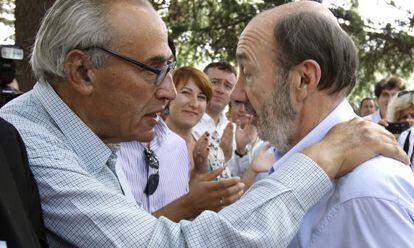 El expresidente del Congreso, Gregorio Peces Barba, saluda al candidato socialista a la Presidencia del Gobierno, Alfredo Pérez Rubalcaba.