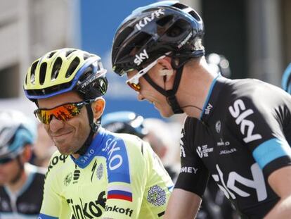 Contador y Froome charlan en la salida de una etapa de la &uacute;ltima Volta.