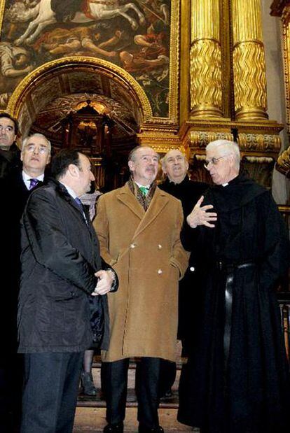 El presidente de Caja Madrid, Rodrigo Rato, en el centro, ayer en la reapertura del riojano Monasterio de Yuso.