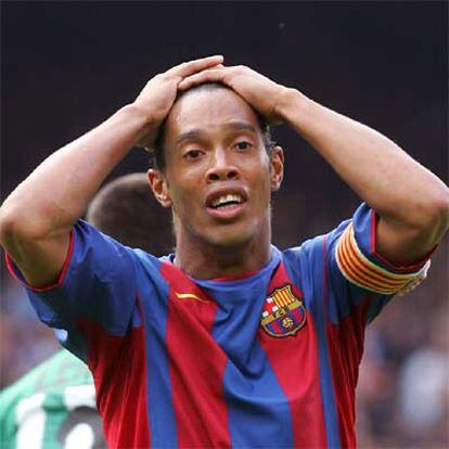 Ronaldinho se lamentra tras fallar una ocasión de gol.