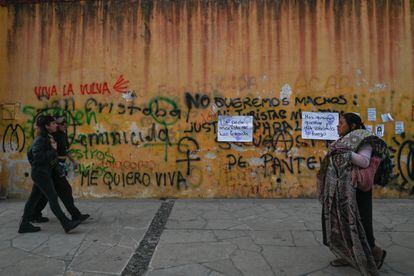 Mujeres caminan en las calles del centro de San Cristóbal de las Casas luego de la marcha por el Día de la Mujer, el 8 de marzo de 2022.