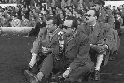 Matías Prats retransmite un partido de fútbol entre el Real Madrid y el Atlético en 1950.