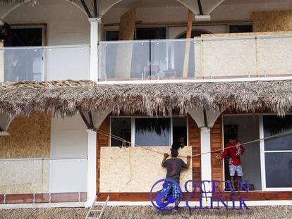 A la espera del huracán Agatha, trabajadores cubren las ventanas de una clínica en Puerto Escondido, Oaxaca, el 29 de mayo de 2022.
