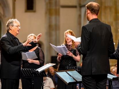 Peter Phillips dirige a The Tallis Scholars la ‘Missa ad fugam’ de Josquin des Prez en la catedral de Utrecht el pasado viernes.