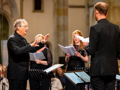 Peter Phillips dirige a The Tallis Scholars la ‘Missa ad fugam’ de Josquin des Prez en la catedral de Utrecht el pasado viernes.