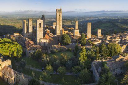 Desde lo alto de las torres de San Gimignano se divisa una región de prados, colinas tan ondulantes como las caderas de Monica Belucci y afilados cipreses que pespuntan los caminos. Esta pequeña población toscana fue un núcleo urbano importante en la Edad Media, cuando la principal carretera que unía Italia con el resto de Europa, la vía Francigena, le aportó prosperidad. De esta época datan sus principales monumentos, concentrados alrededor de las plazas de la Cisterna y la de la Catedral, con edificios medievales como el palacio Tortolini Treccani, las torres Güelfas Gemelas o el palacio de la Podestá.