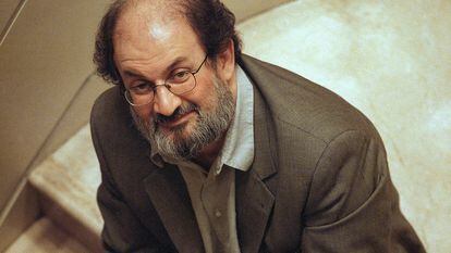 El autor Salman Rushdie posa durante una entrevista en Los Ángeles, el sábado 1 de mayo de 1999.