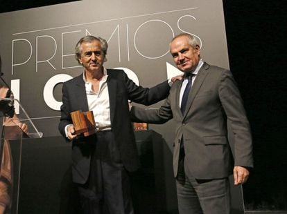 El director del diario EL PAÍS, Antonio Caño, entrega el premio de Pensamiento de la revista ICON al filósofo Bernard-Henri Lévy.