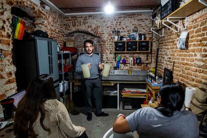 Cristobal Benavente imparte la parte teórica del taller.