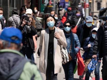 Gente caminando este lunes por una calle de Nueva York.