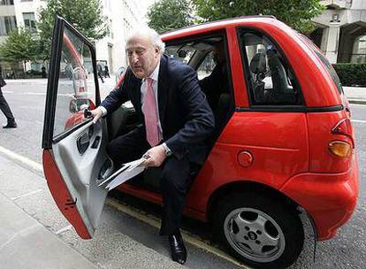 El presidente de Lloyds, a su llegada ayer a la sede del banco en la City en un coche eléctrico.
