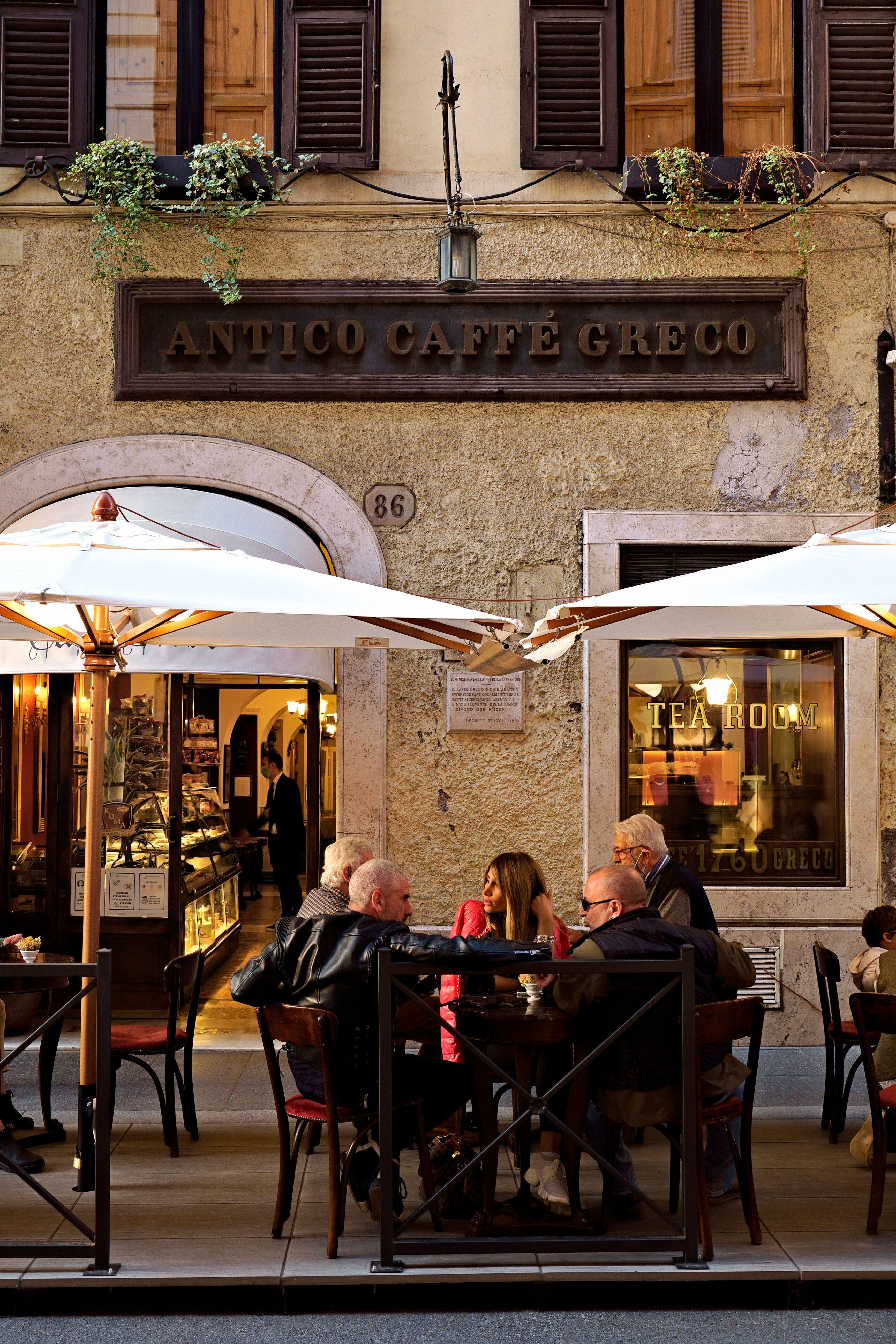 Mesas en el exterior del Antico Caffè Greco, en Roma. 