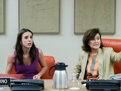 Irene Montero y Carmen Calvo, el miércoles en la Comisión de Igualdad del Congreso.