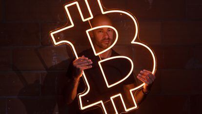 Pau Ninja posa con una figura de ‘bitcoin’.