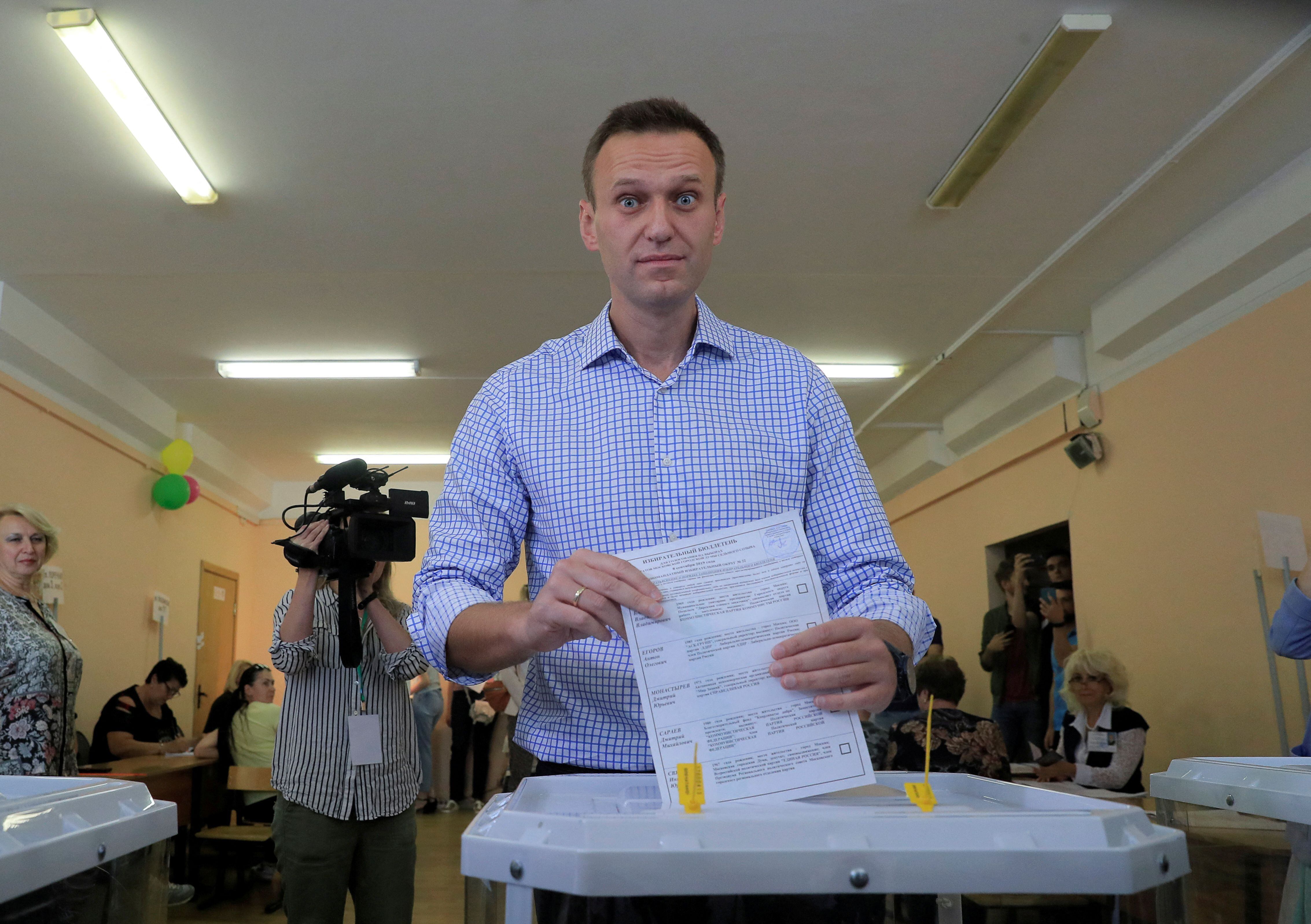 Alexéi Navalni depositaba su voto en un colegio electoral durante las elecciones al Parlamento de la ciudad de Moscú, el 8 de septiembre de 2019.