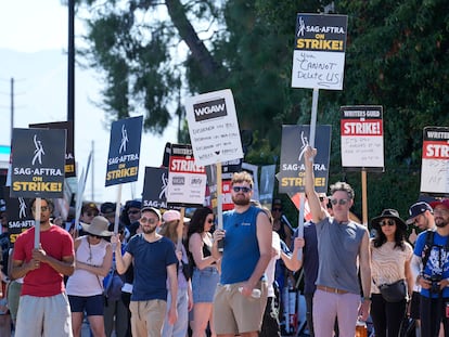 Miembros de los sindicatos de guionistas y de actores estadounidenses se manifestaban el 18 de julio ante la sede de los estudios Disney en Burbank (California).