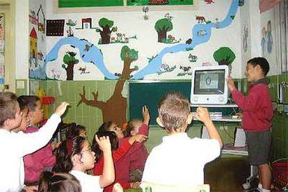 Niños aprendiendo a leer con el método multimedia.