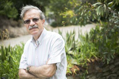 Josep Murgades, als jardins de l’edifici històric de la UB.