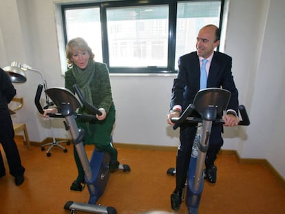 Esperanza Aguirre y Manuel Lamela, en la inauguración de un centro de salud en Vallecas en 2007.