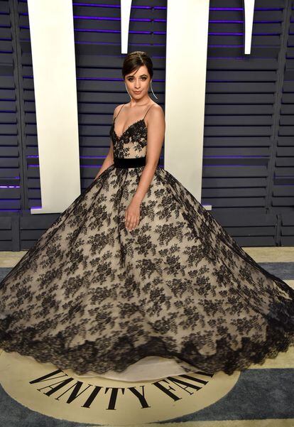 Camila Cabello lo apuesto todo a la espectacularidad con este vestido de transparencias.