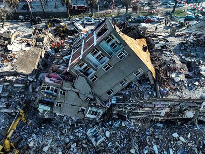 Vista aérea de edificios colapsados por los terremotos en Kahramanmaras, sur de Turquía, este miércoles.