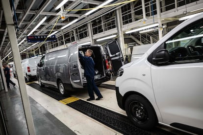 Un trabajador en una planta de fabricación de automóviles en Francia.