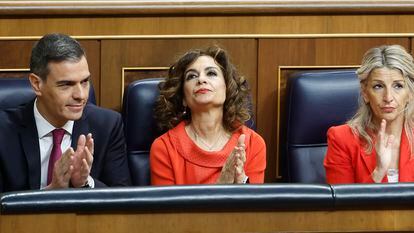 El presidente del Gobierno, Pedro Sánchez, con la vicepresidenta primera y ministra de Hacienda, María Jesús Montero, y la vicepresidenta segunda y titular de Trabajo, Yolanda Díaz, en el Congreso.
