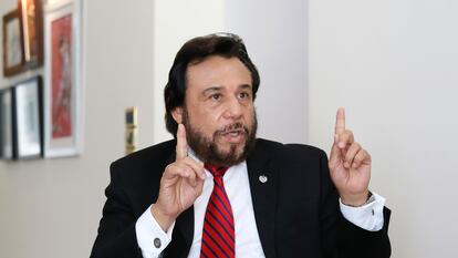 Félix Ulloa, Vicepresidente del Gobierno de El Salvador durante la entrevista concedida a El País en la residencia oficial de la embajada en España.