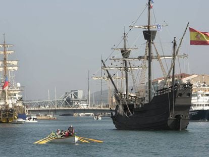 Una réplica de la nao 'Victoria', en la que dio la vuelta al mundo Elcano, entrando en el puerto de Sete (Francia), en 2016.