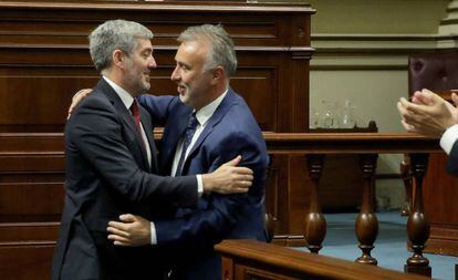 El presidente de Canarias, Ángel Víctor Torres, junto con el ex presidente del gobierno regional, Fernando Clavijo.