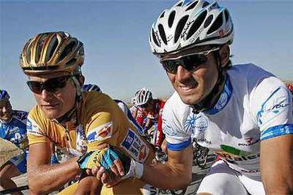 Alexander Vinokúrov y Alejandro Valverde se dan la mano durante la etapa de ayer.