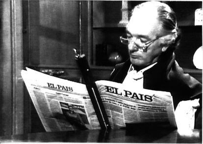 Thomas Bernhard, escritor y autor teatral leyendo un ejemplar de El País