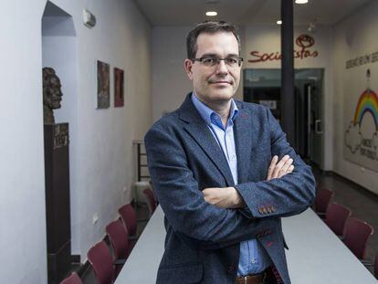 Chema Dávila, candidato a las primarias del PSOE, en la agrupación socialista del distrito Centro.