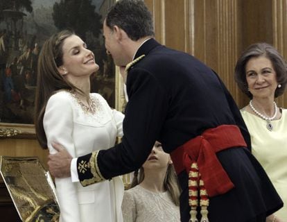 El rey Felipe VI besa a la reina Letizia, en presencia de la princesa de Asturias y doña Sofía.

