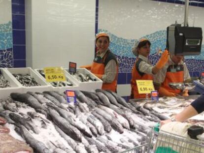 Una cliente de Mercadona en la pescader&iacute;a