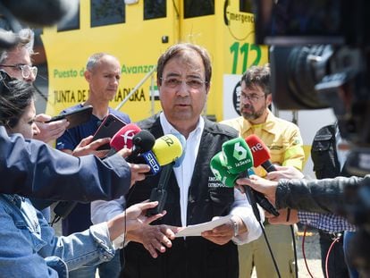 El candidato a la reelección como presidente de Extremadura, el socialista Guillermo Fernández Vara, en el puesto de coordinación de las labores de extinción del incendio en Las Hurdes (Cáceres).