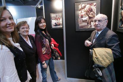 El fotógrafo Joan Colom paseando con su familia por la exposición <i>El color de Ciutat Vella.</i>