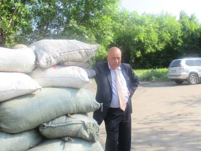 Guennadi Moskal, el lunes en una visita al frente, en una foto suministrada por el Gobierno de Lugansk.