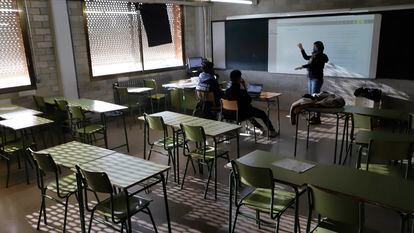 Dos alumnos reciben clase en un instituto de Barcelona.