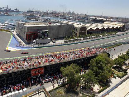 Vista de la tribuna situada frente al puerto de Valencia, durante el Gran Premio de Europa de F&oacute;rmula 1