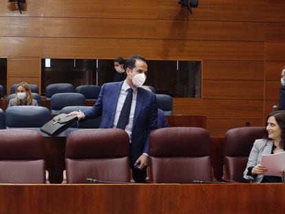 La presidenta de la Comunidad de Madrid, Isabel Díaz Ayuso (sin mascarilla), conversa con el vicepresidente, Ignacio Aguado (con mascarilla), durante un pleno en la Asamblea de Madrid.