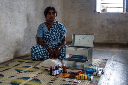 Tanto el Gobierno de India como la Fundación Vicente Ferrer forma a mujeres de zonas rurales para que atiendan enfermedades leves en aquellas aldeas en las que no hay centros de salud, como Htpalli. En el caso de las de la FVF, visten con uniforme azul claro y portan un maletín metálico repleto de medicamentos, gasas, vendas y todo tipo de material médico.