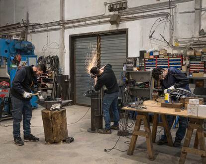 Colaboradores de Plensa en el taller de Sant Feliu trabajan en piezas de acero que luego serán ensambladas una a una.