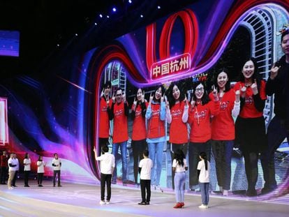 Empleados de Alibaba participan en la cuenta atrás del Día del Soltero.