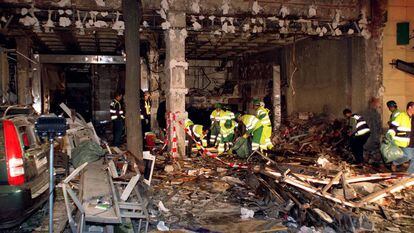 Desescombro en el edificio de Goya 14 tras el coche bomba del 11 de mayo de 2001.